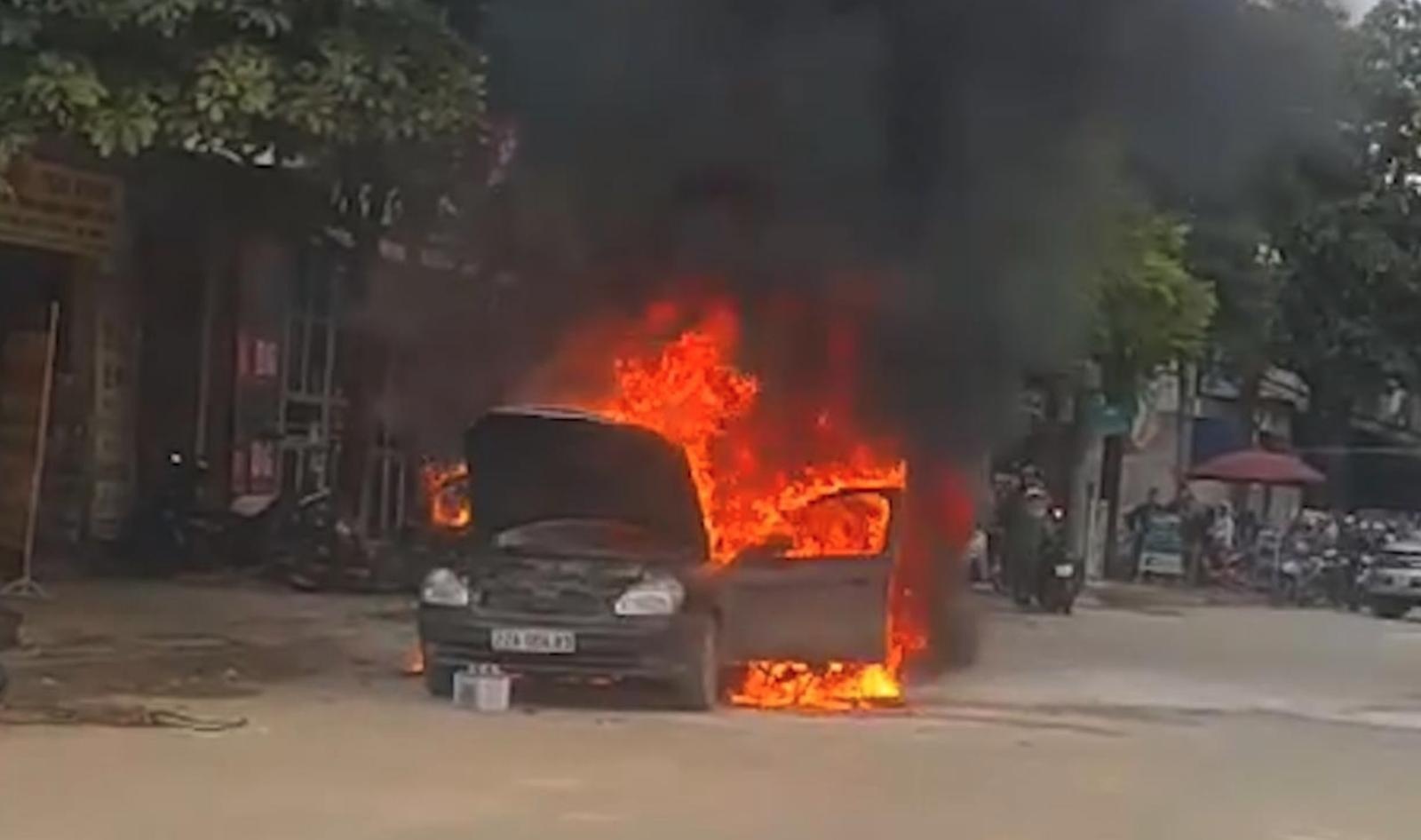 Oto boc chay giua duong vi cau dien tu ac quy hinh anh