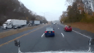 Oto bi xe khach ui tu phia sau vi tat dau hinh anh