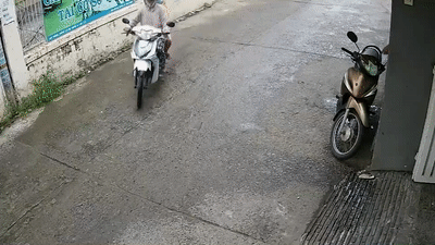 Quen xi nhan, nguoi phu nu cho tre nho bi tong xe hinh anh