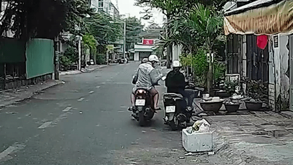 Nguoi phu nu nhanh tay thu dien thoai khi bi cuop hinh anh