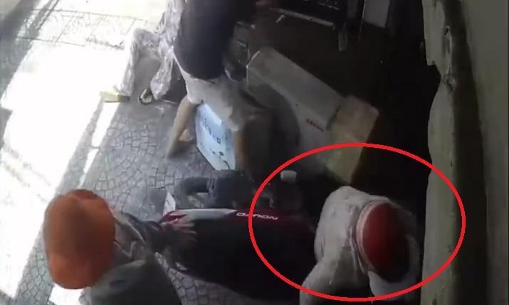 Nguoi phu nu di xe may mat lai lao thang vao nha dan hinh anh