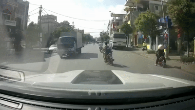 Nam hoc sinh di xe may khong mu bao hiem phong nhanh gay tai nan hinh anh