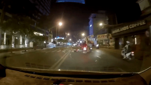 Tai xe oto danh lai tuc thoi tranh nguoi di xe may hinh anh