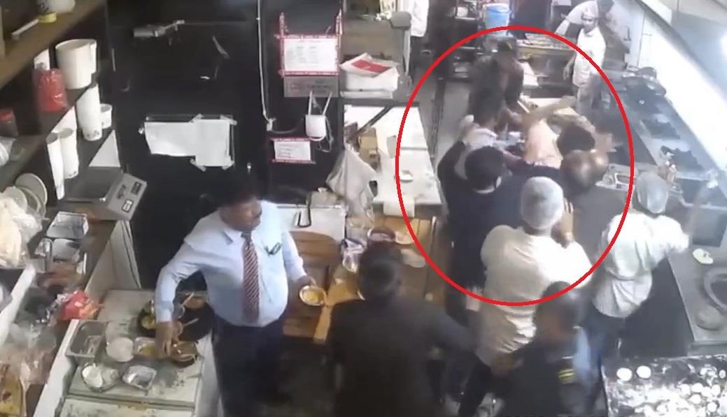 Doi mon lau, nhom thuc khach tan cong nhan vien nha hang hinh anh