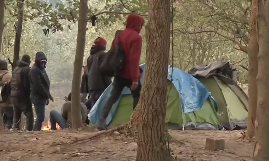 Nhieu nguoi van bam tru o Phap de tim duong sang Anh hinh anh