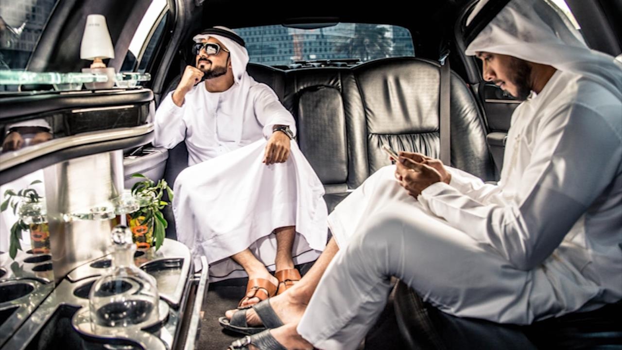 Thai tu trong gia dinh hoang gia Dubai xai tien ra sao? hinh anh