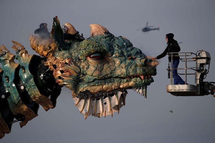 Rong may khong lo biet phun lua va khoi hinh anh