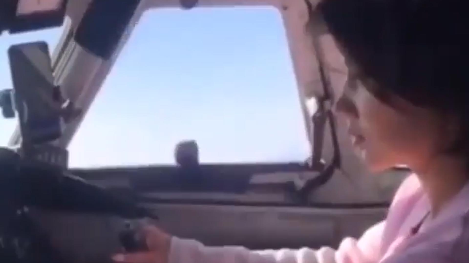 Phi cong bi chi trich sau khi 'nhuong' nguoi dep lai may bay hinh anh