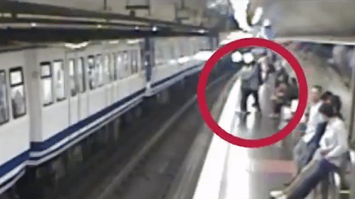 Mai nhin dien thoai, co gai te vao duong tau dang chay hinh anh