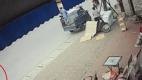 Dung dien thoai khi lai xe may, nam thanh nien dam thang vao xe ba gac hinh anh