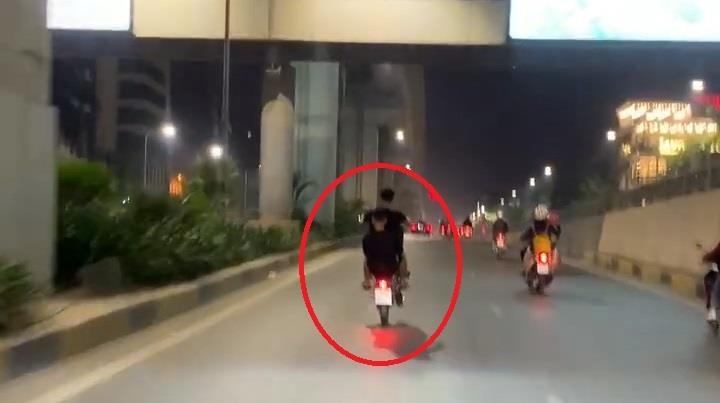 Quai xe boc dau xe may tren pho Ha Noi hinh anh