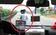 Xe may cho 3 danh vong truoc dau oto khong cho vuot hinh anh