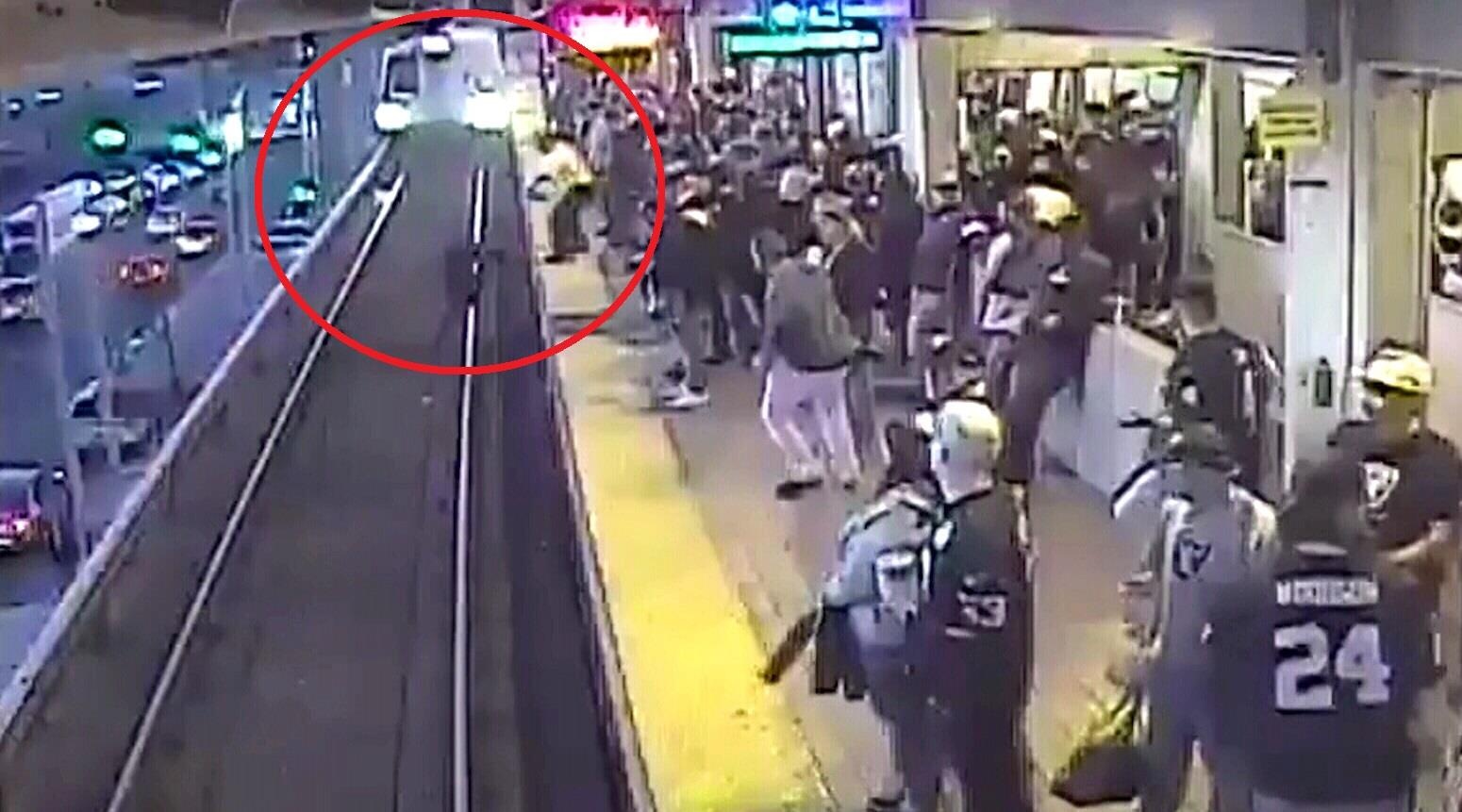 Nguoi dan ong song sot du nga ngay truoc mui tau hinh anh