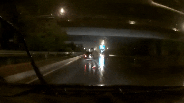 Nguoi dan ong bang qua duong lieu linh bi oto tong trung hinh anh