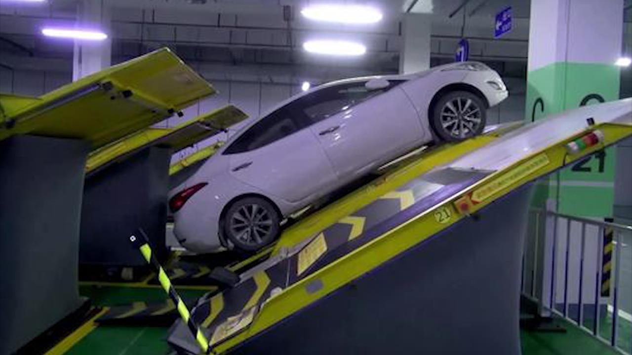 Bai dau xe nghieng 30 do tai Trung Quoc hinh anh