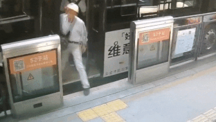 Nam hanh khach ket chan vao cua xe buyt, bi keo le vai met hinh anh