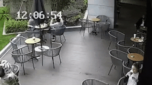 Dang ngoi uong nuoc trong quan ca phe thi cua so roi xuong ban hinh anh