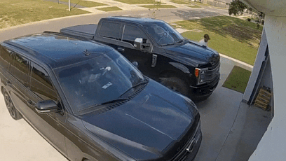 Nguoi chong te dau khi lao vao canh cua cuon dang dong hinh anh