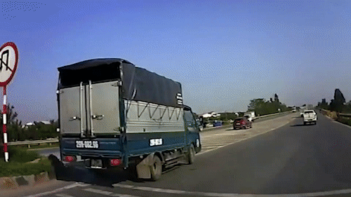 Vuot xe khong dut khoat, oto bi container dam tu phia sau hinh anh