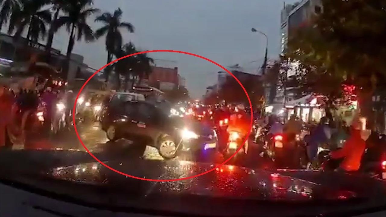 Tai xe oto bi canh sat giao thong nhac vi quay dau au gay tac duong hinh anh