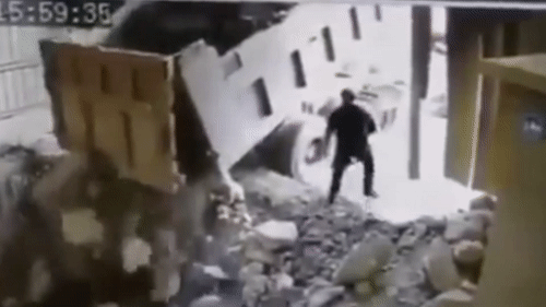 Mo thung xe ben, tai xe bi da roi trung dau hinh anh