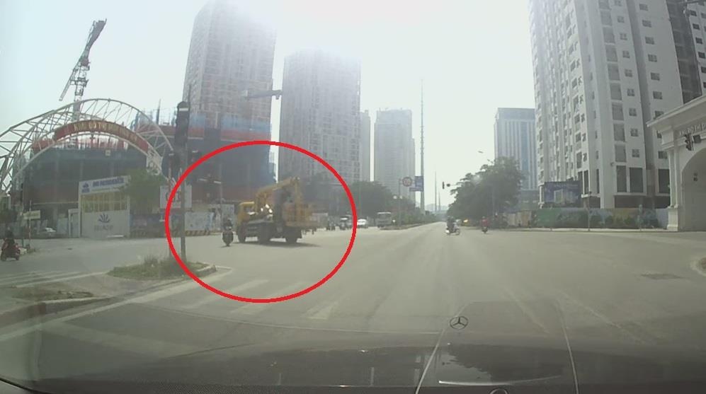 Oto xe may dam nhau giua giao lo o Ha Noi vi cung vuot den do hinh anh