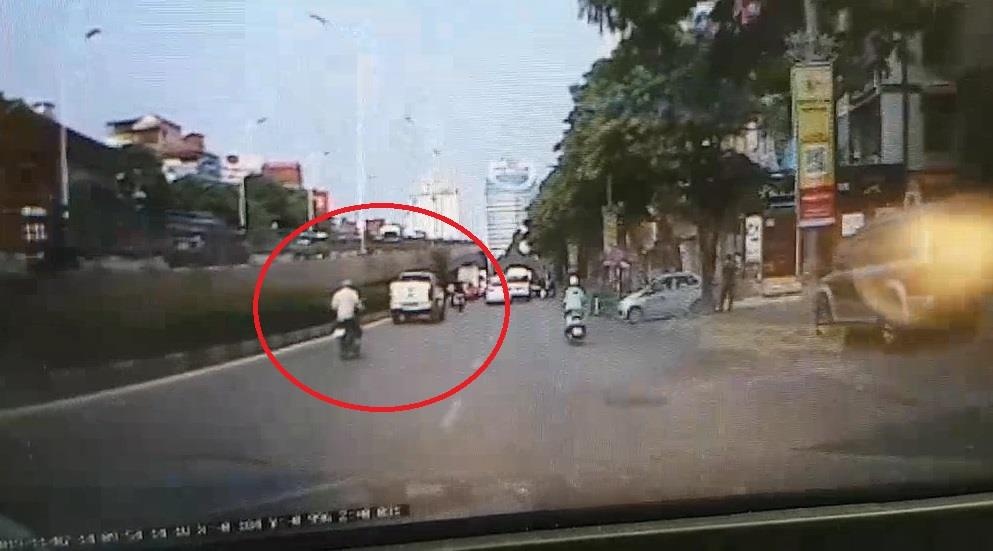 Xe may khong quan sat dam vao duoi xe ban tai hinh anh