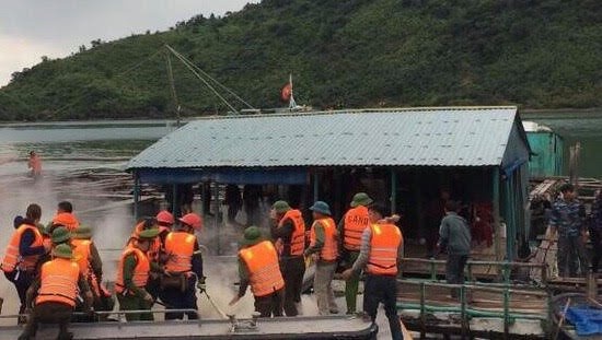 3 can bo doan cuong che bi nem bom xang hinh anh