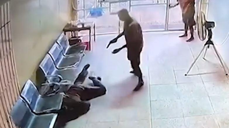 Nghi pham ma tuy dau sung voi canh sat de tron khoi toa an Thai hinh anh