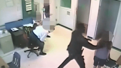 Canh sat bi bat vi tum co, vat nu sinh xuong dat hinh anh