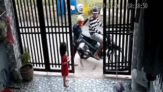 Bi cuop dien thoai ngay truoc nha hinh anh