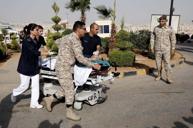 Tan cong bang dao tai Jordan khien du khach bi thuong hinh anh