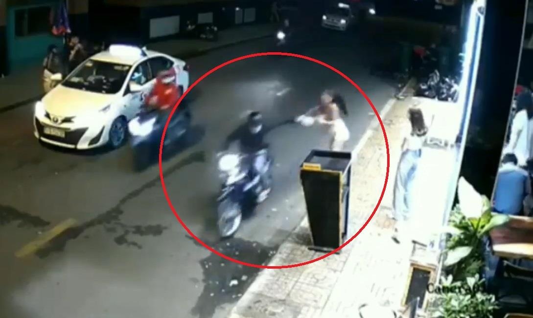 Co gai giang lai tui xach tu tay ten cuop hinh anh