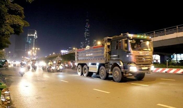 Xe tai nang lao am am trong gio cam o TP.HCM hinh anh