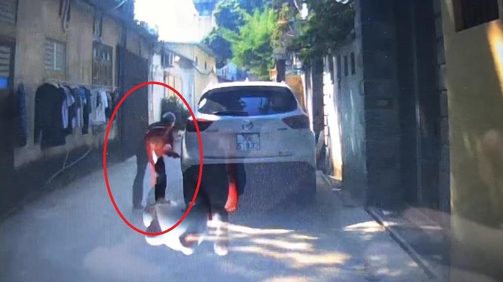 Do xe trong ngo o Ha Noi, oto bi dam thung lop hinh anh