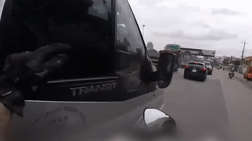 Biker dap vo guong xe khach vi lan lan, ep nguoi di xe may hinh anh