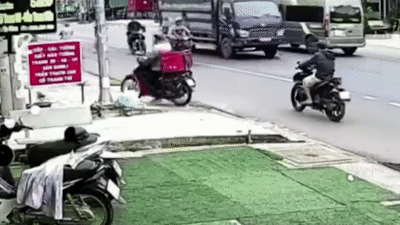 Thanh nien lai xe nguoc chieu dam thang vao xe may hinh anh