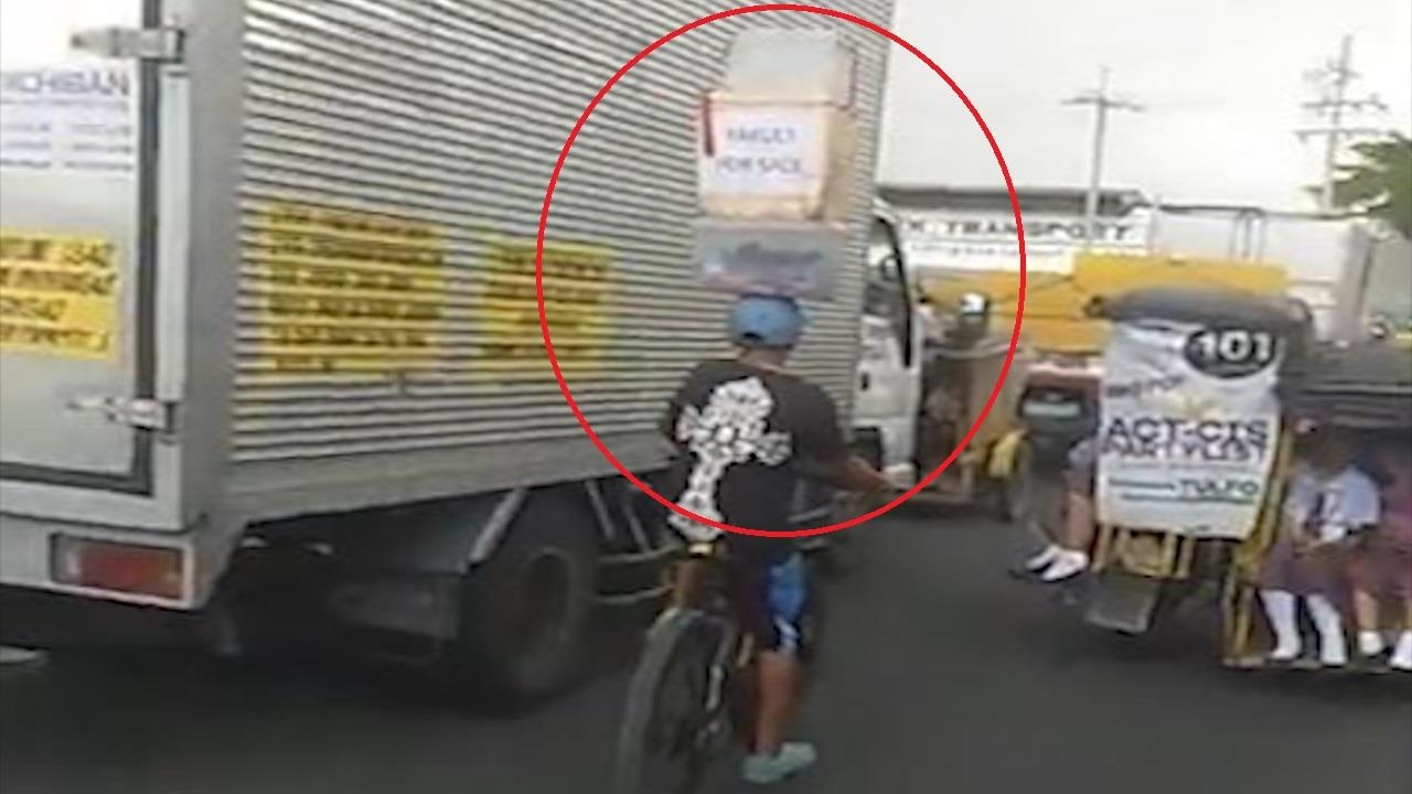 Cau be vua giu thung hang tren dau vua dap xe hinh anh