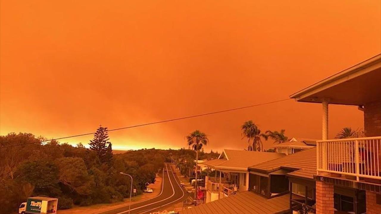 Bau troi chuyen mau cam do khi nhung dam chay bung phat o Australia hinh anh