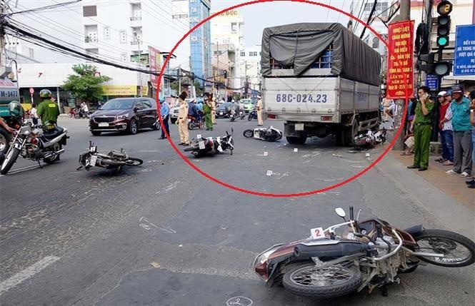 Xe tai tong 6 xe may dung den do lam nhieu nguoi bi thuong hinh anh