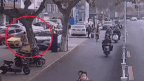 Nu tai xe nga vang khoi oto sau khi dap nham chan ga hinh anh