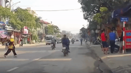 Ba be chau sang duong bi xe may tong nga vang xuong dat hinh anh