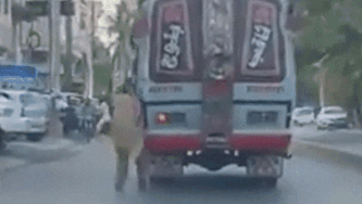 Nguoi dan ong du tren xe buyt nhu phim hanh dong hinh anh