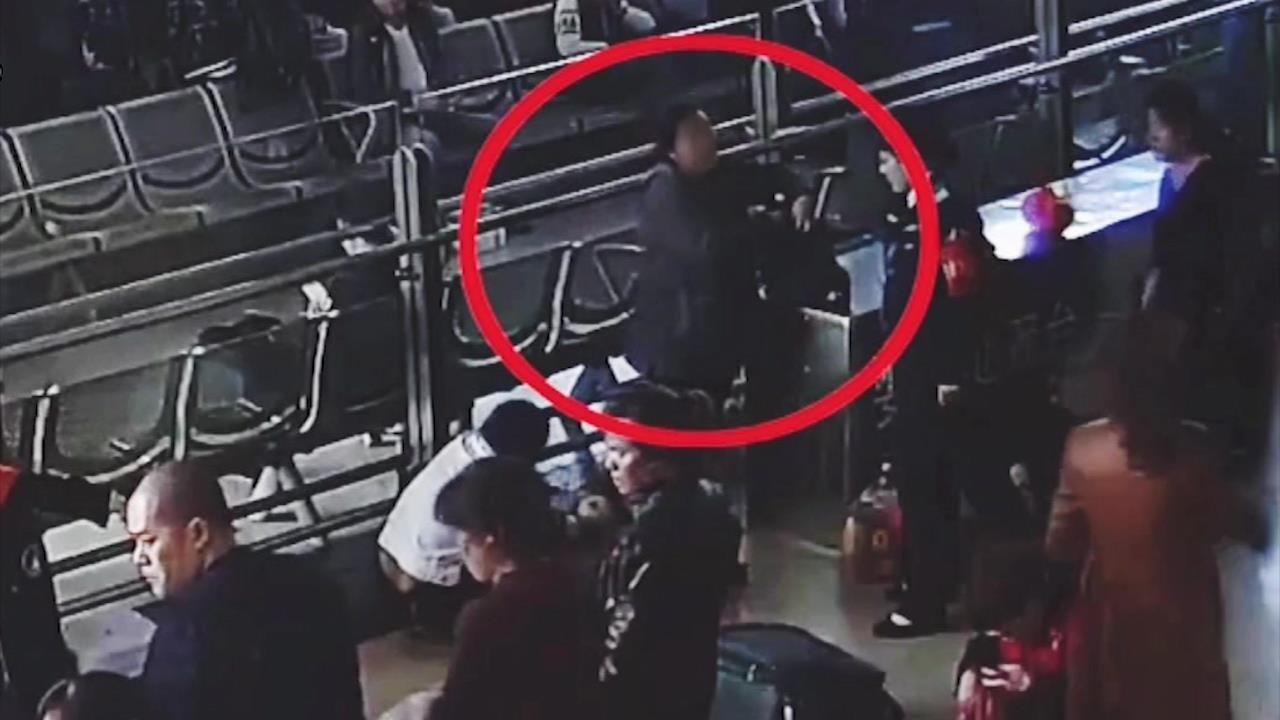 Nu hanh khach nhap vien sau khi co uong het chai ruou de len tau hinh anh