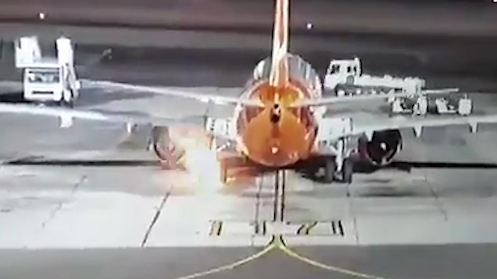 May bay Ukraine bat ngo boc chay khi ha canh o Ai Cap hinh anh