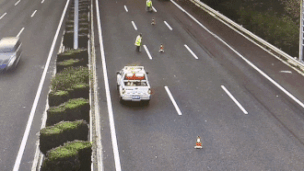 Oto mat lai tong vao xe canh sat tren cao toc hinh anh