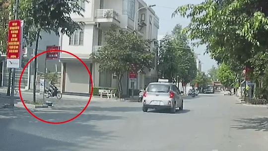 Dam vao xe taxi khi qua nga tu, nguoi di xe may nguy kich hinh anh