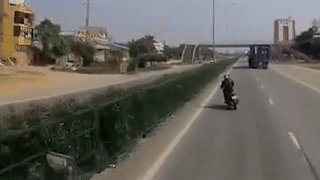 Xe may dam vao dai phan cach, nga truoc dau oto container hinh anh