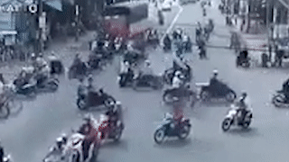 Xe tai dam hang loat xe may dung cho den do hinh anh