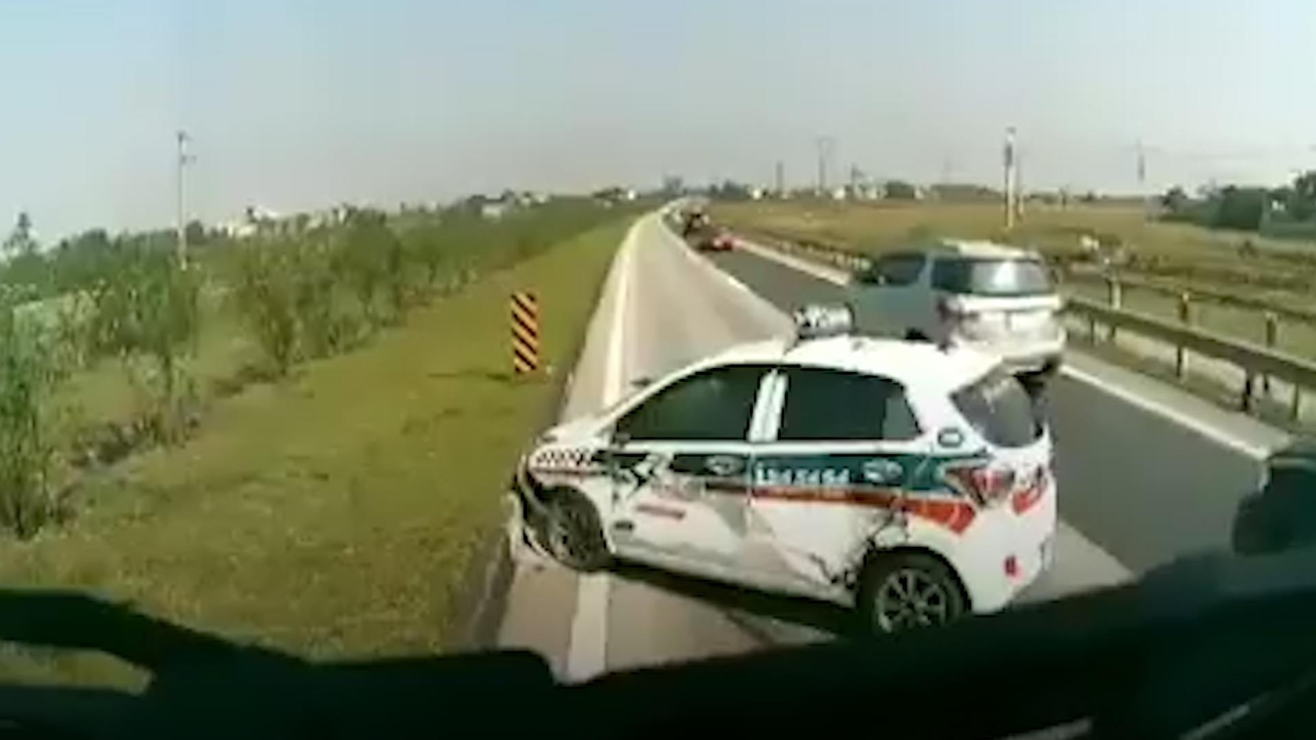 Oto 4 cho vuot au bi xe tai dam keo le ca chuc met hinh anh